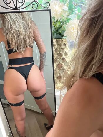 Full leaked Housewifefleur private onlyfans photo