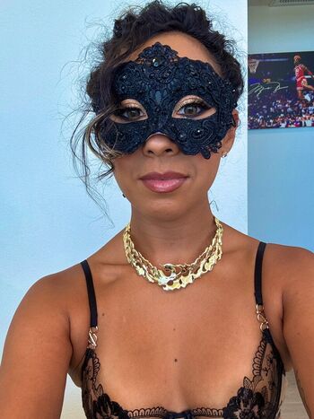 MinaTheHotwife