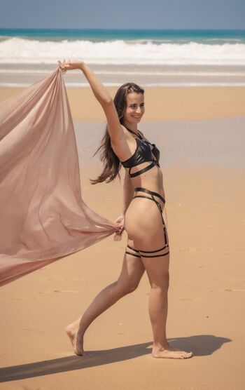 Full leaked Ylloya private onlyfans photo